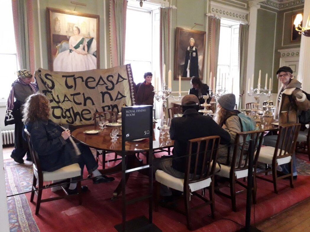 Usiądź przy królewskim stole i zacznij jeść: aktywiści wtargnęli do rezydencji Karola III i wysunęli żądania
