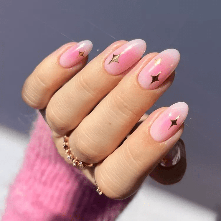 Czym jest manicure aura i dlaczego nie wychodzi z mody. Zdjęcie