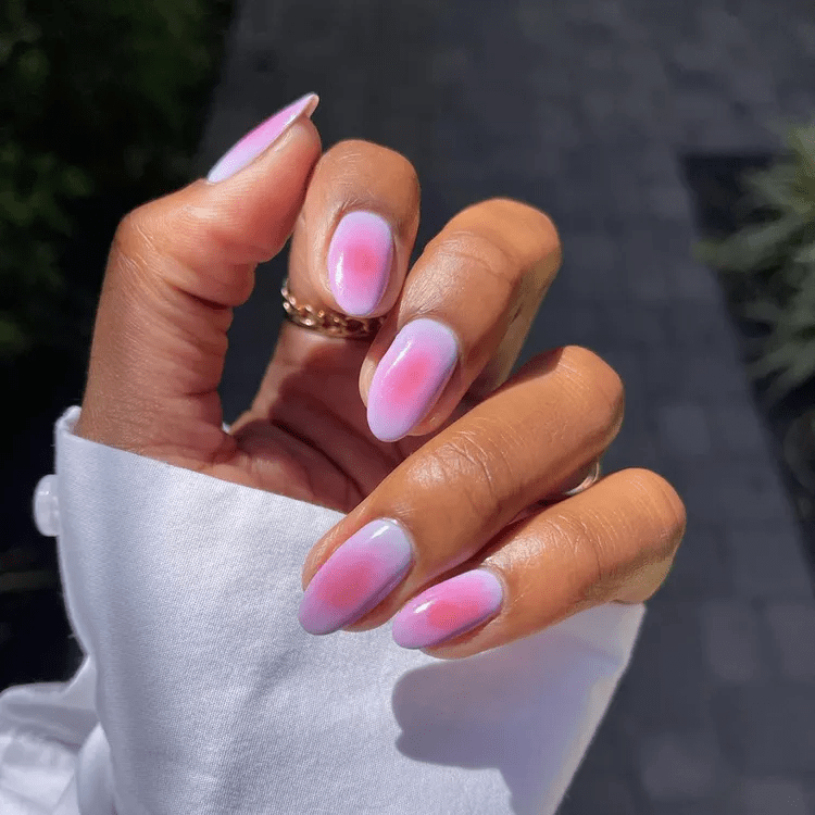 Czym jest manicure aura i dlaczego nie wychodzi z mody. Zdjęcie