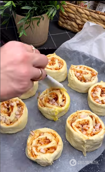 Quick puff pastry mini-pizza: easy to take with you for a snack