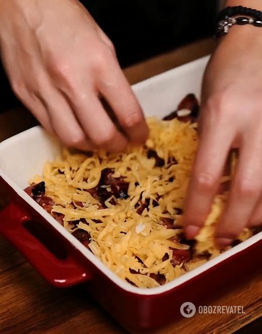 Hearty potato gratin with bacon and cheese: perfect for lunch