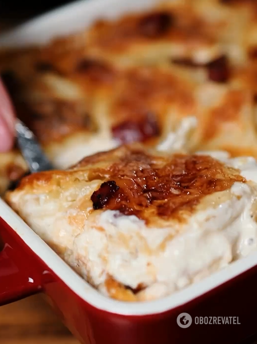 Hearty potato gratin with bacon and cheese: perfect for lunch
