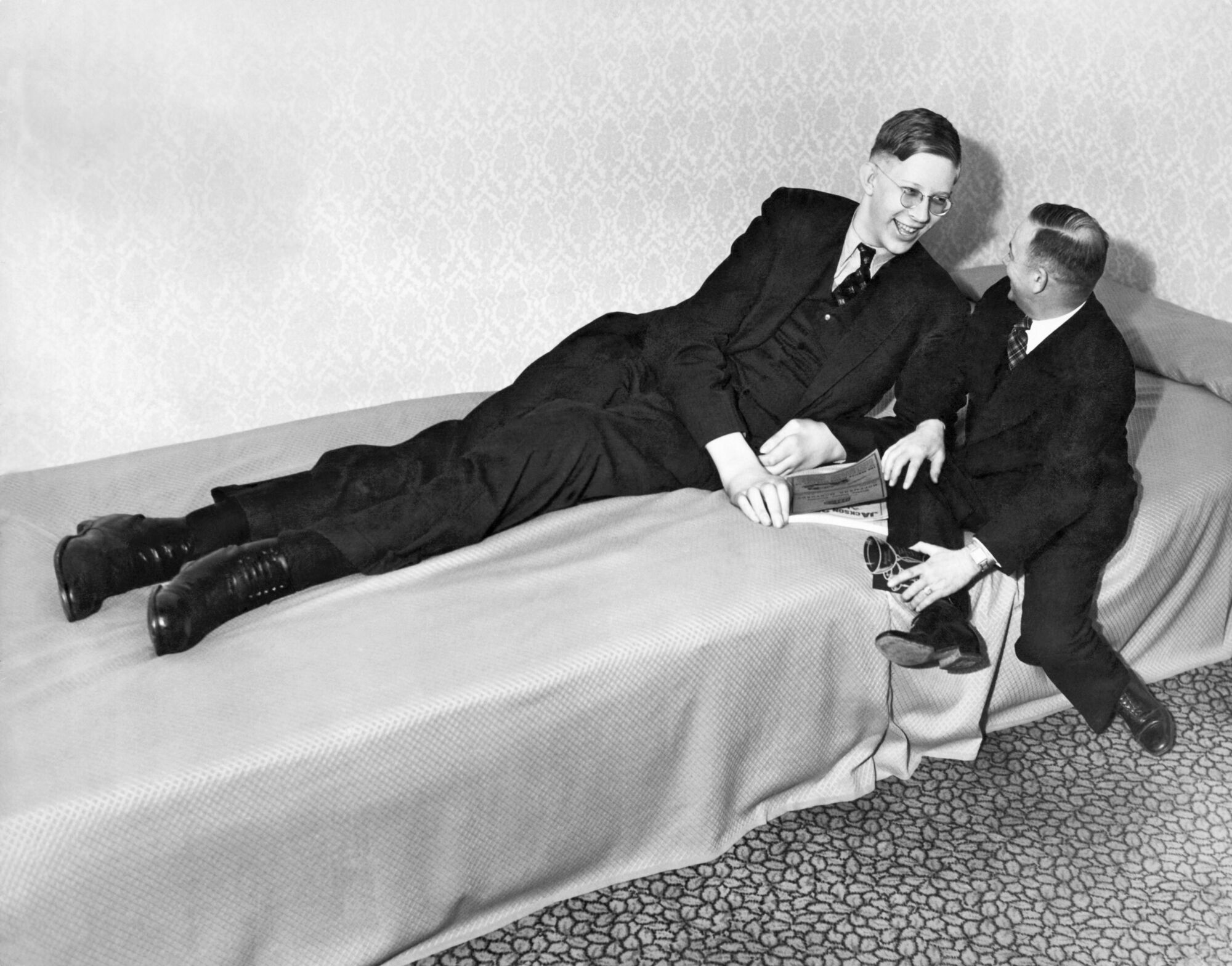 What did the world's tallest man at 272 cm look like and why did Robert Wadlow live so short a life? Photos and videos