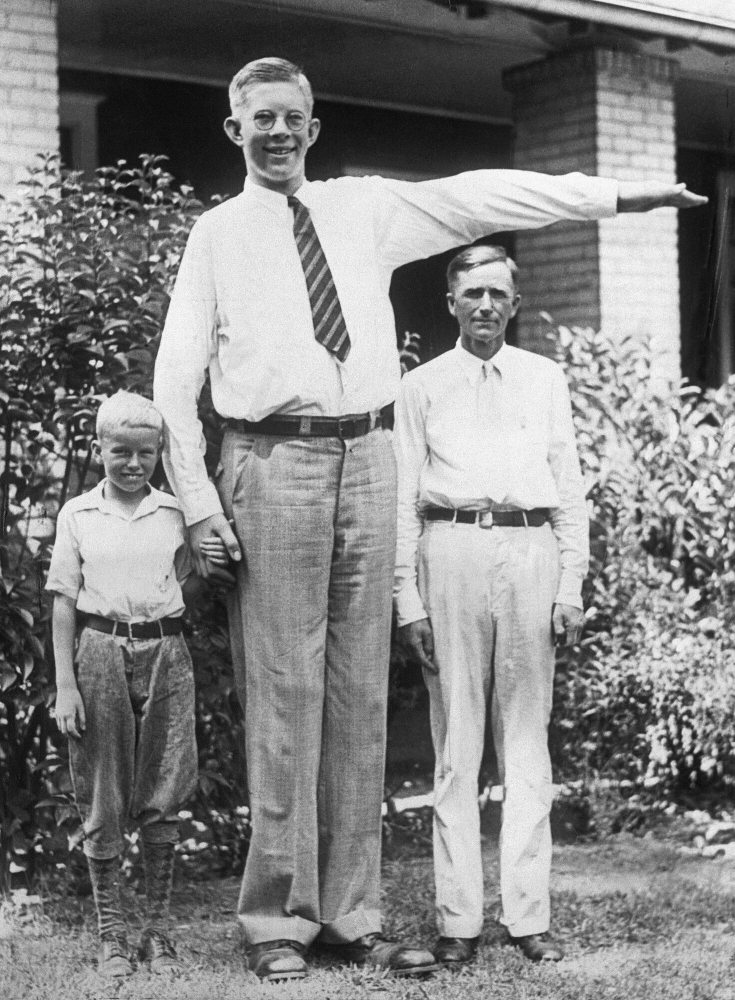 What did the world's tallest man at 272 cm look like and why did Robert Wadlow live so short a life? Photos and videos