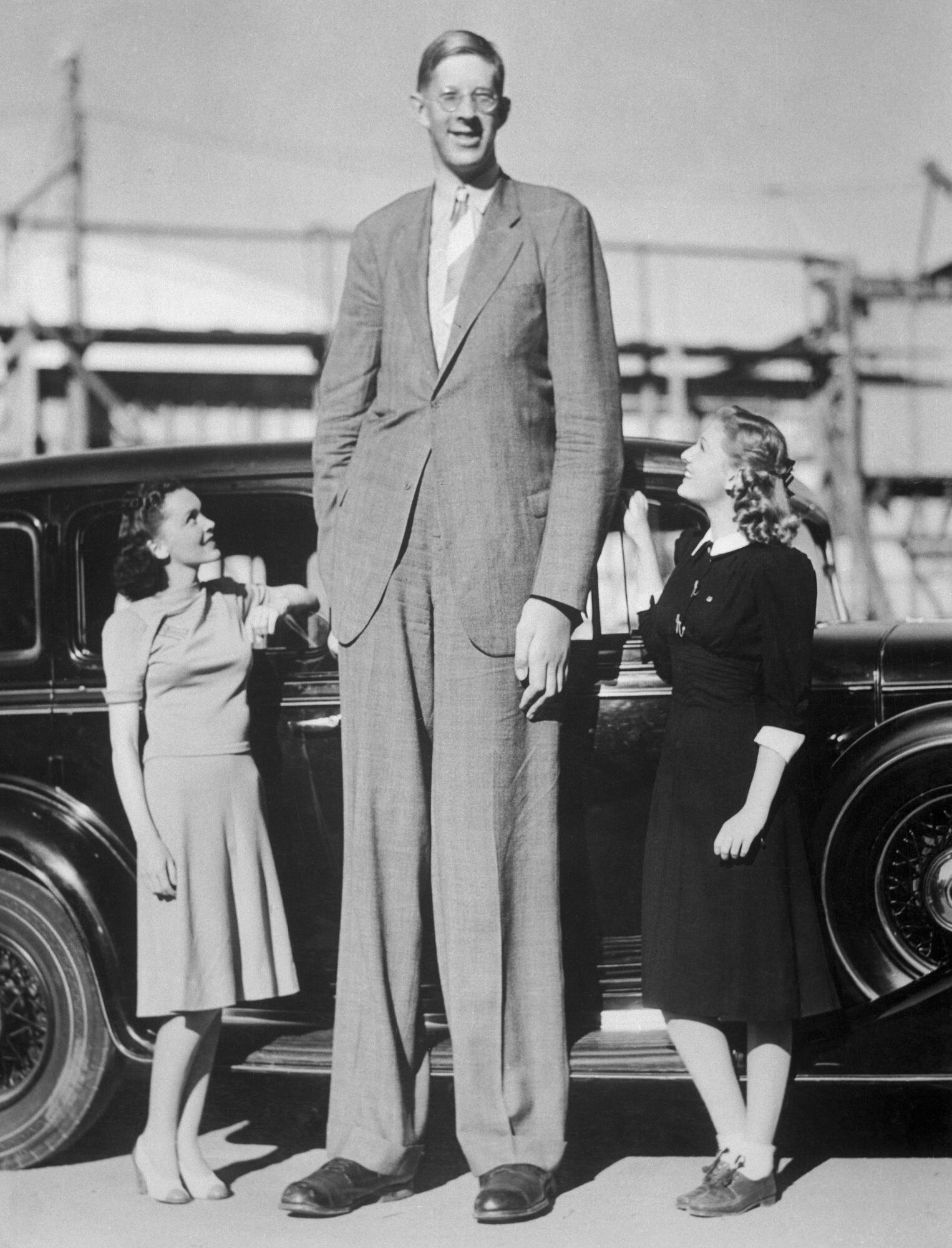 What did the world's tallest man at 272 cm look like and why did Robert Wadlow live so short a life? Photos and videos
