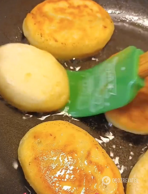 Quick potato cakes with mashed potatoes in a skillet: what to put inside