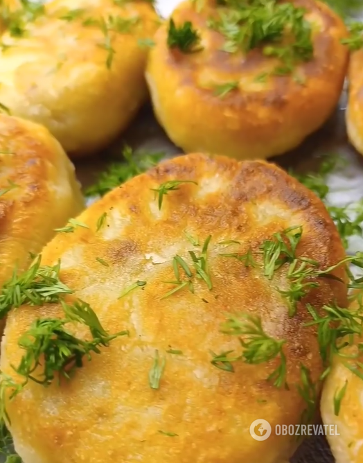 Quick potato cakes with mashed potatoes in a skillet: what to put inside