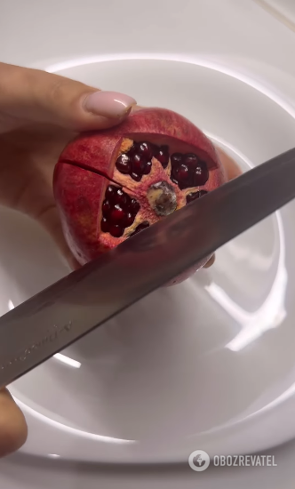 How to clean a pomegranate without damaging it