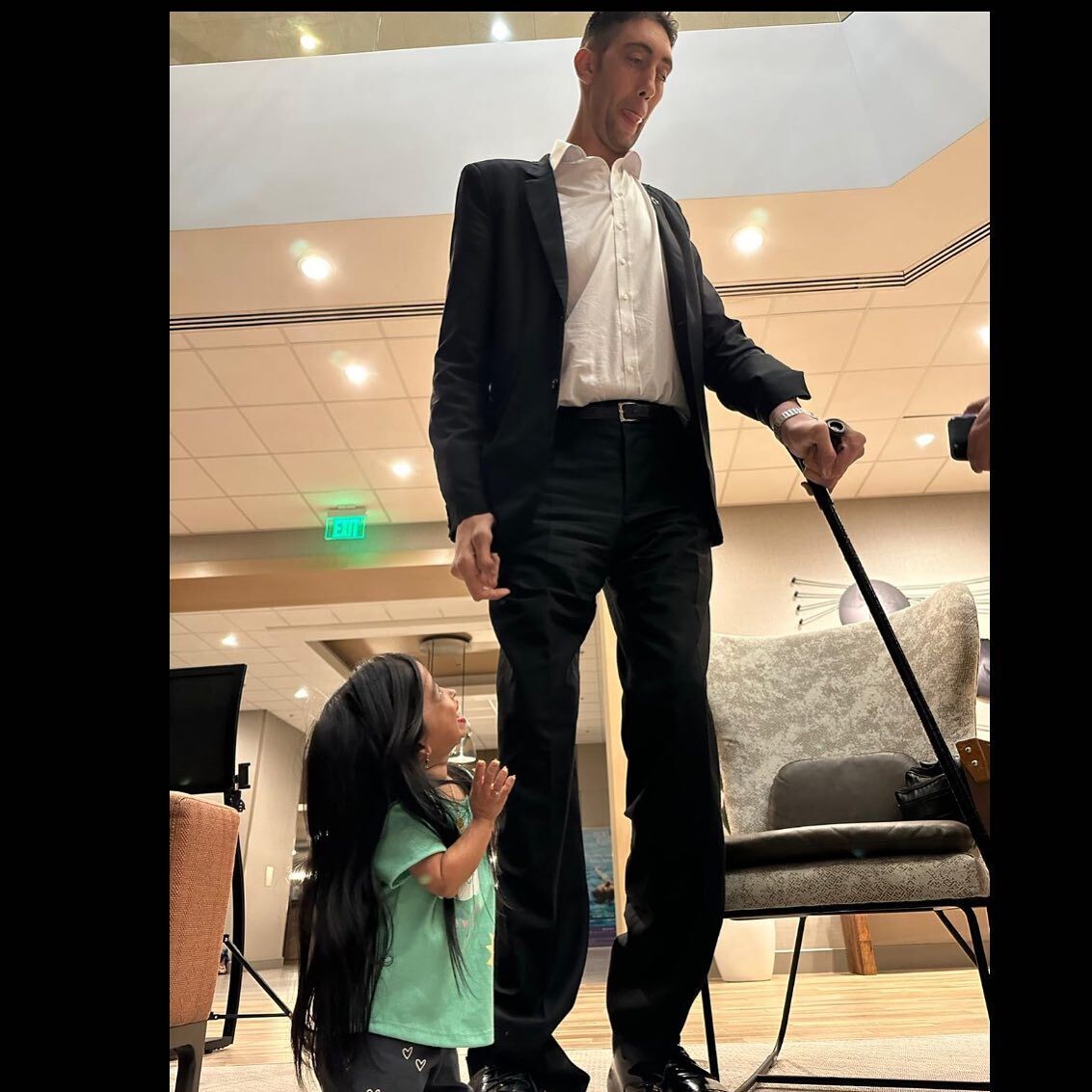 The smallest woman and the tallest man in the world meet again: 10 photos that will not leave you indifferent
