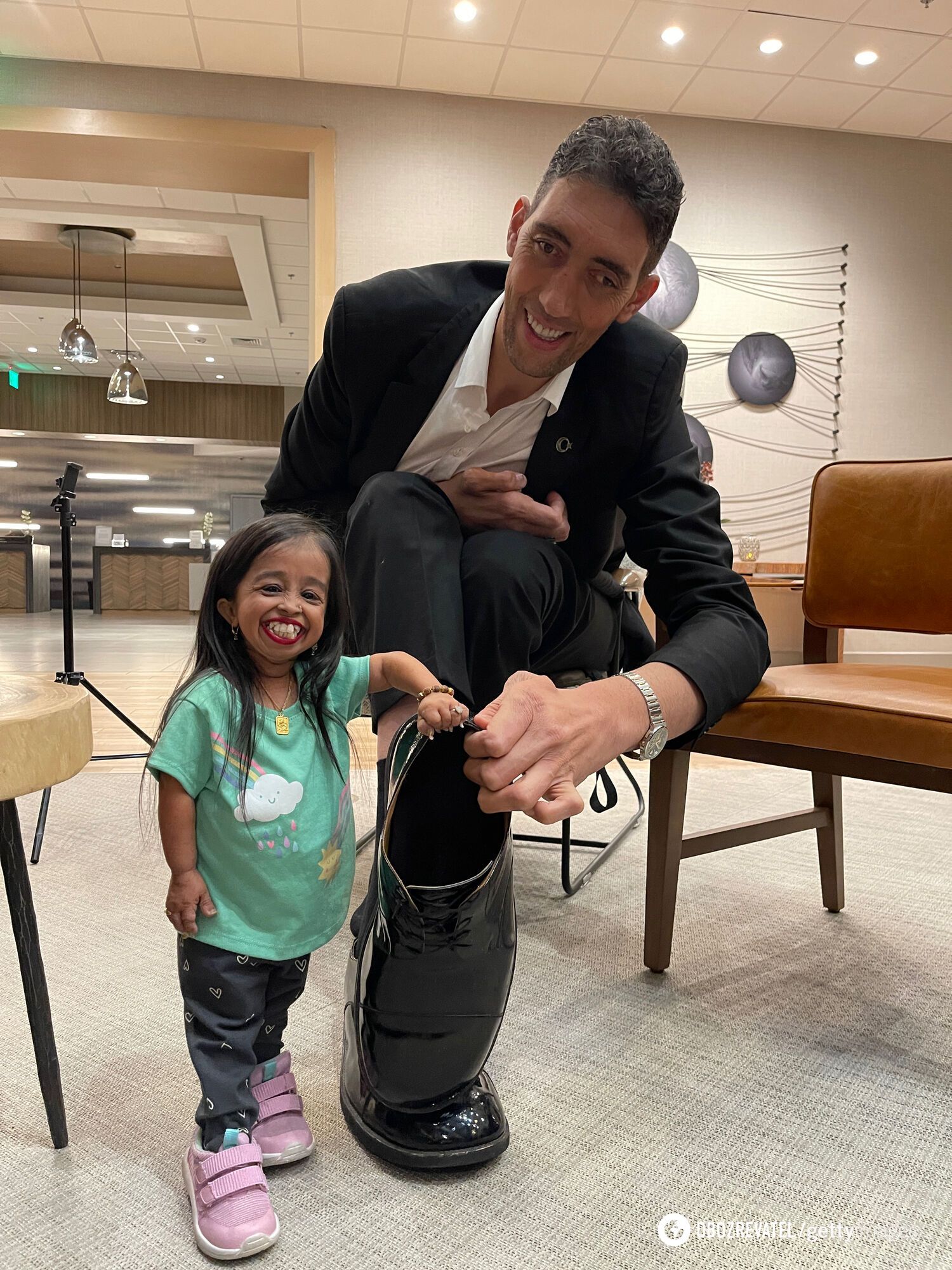 The smallest woman and the tallest man in the world meet again: 10 photos that will not leave you indifferent