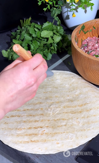 Lazy chebureks: how to replace traditional dough and what meat is best