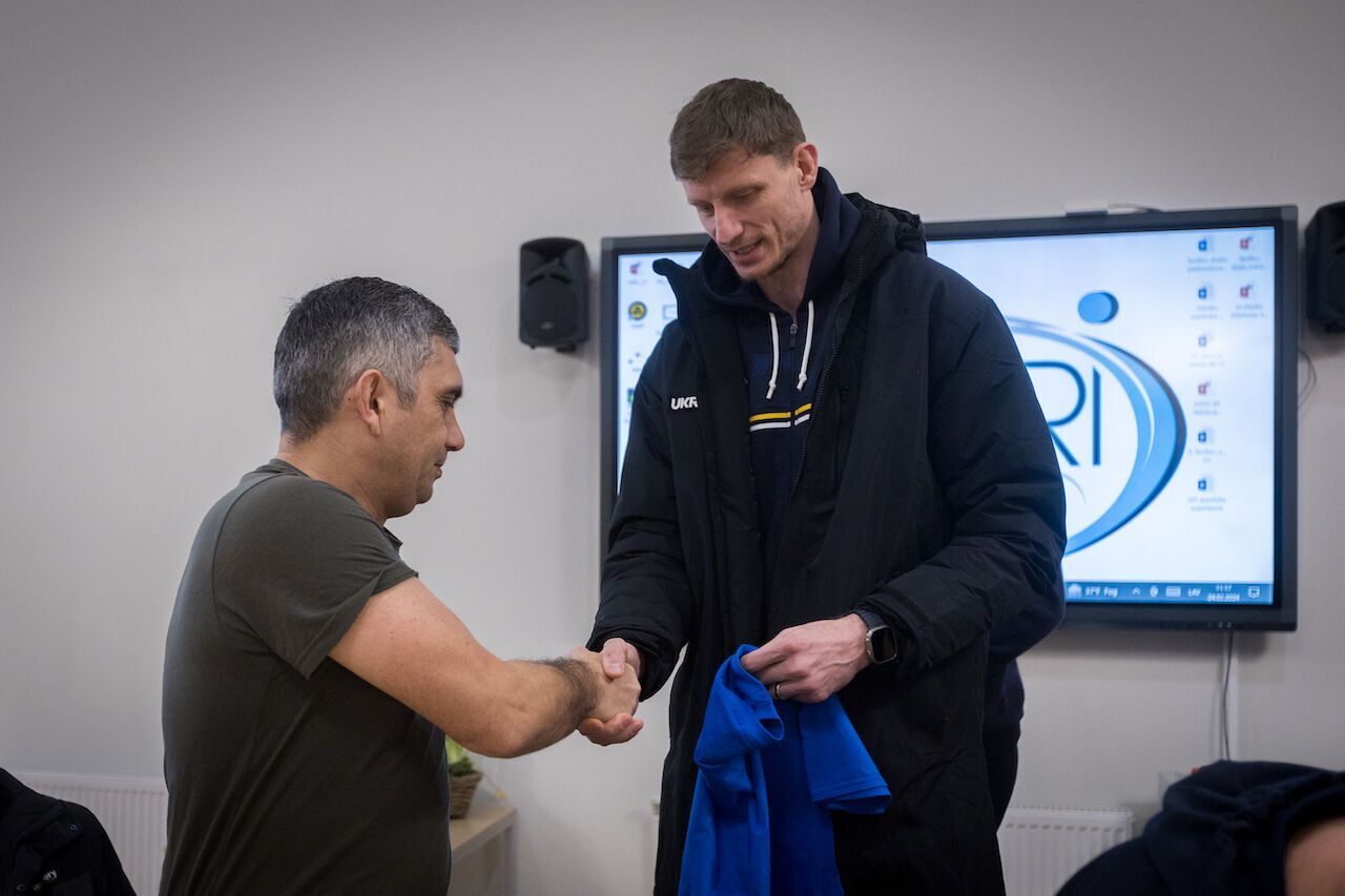 Ukrainian national basketball team visits Armed Forces soldiers in hospital