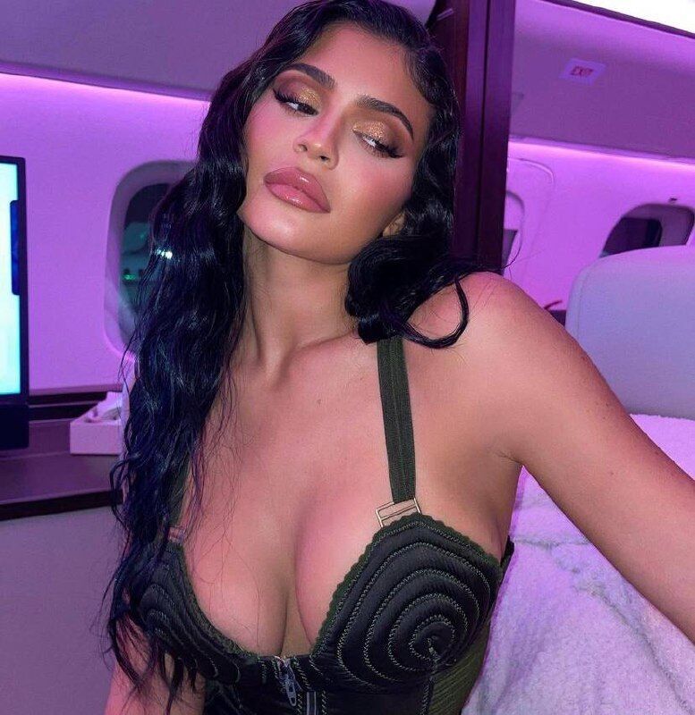 How to repeat Kylie Jenner's makeup, who has became a fashion icon: main secrets
