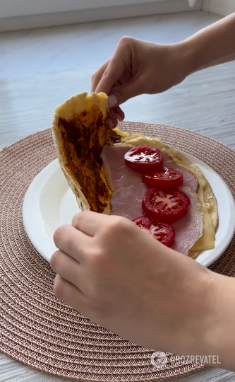 Easy breakfast with tortilla, tomatoes and pesto sauce: start the day with a healthy meal