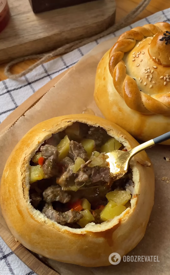 Roast with meat and potatoes in dough cups: how to surprise your family at dinner