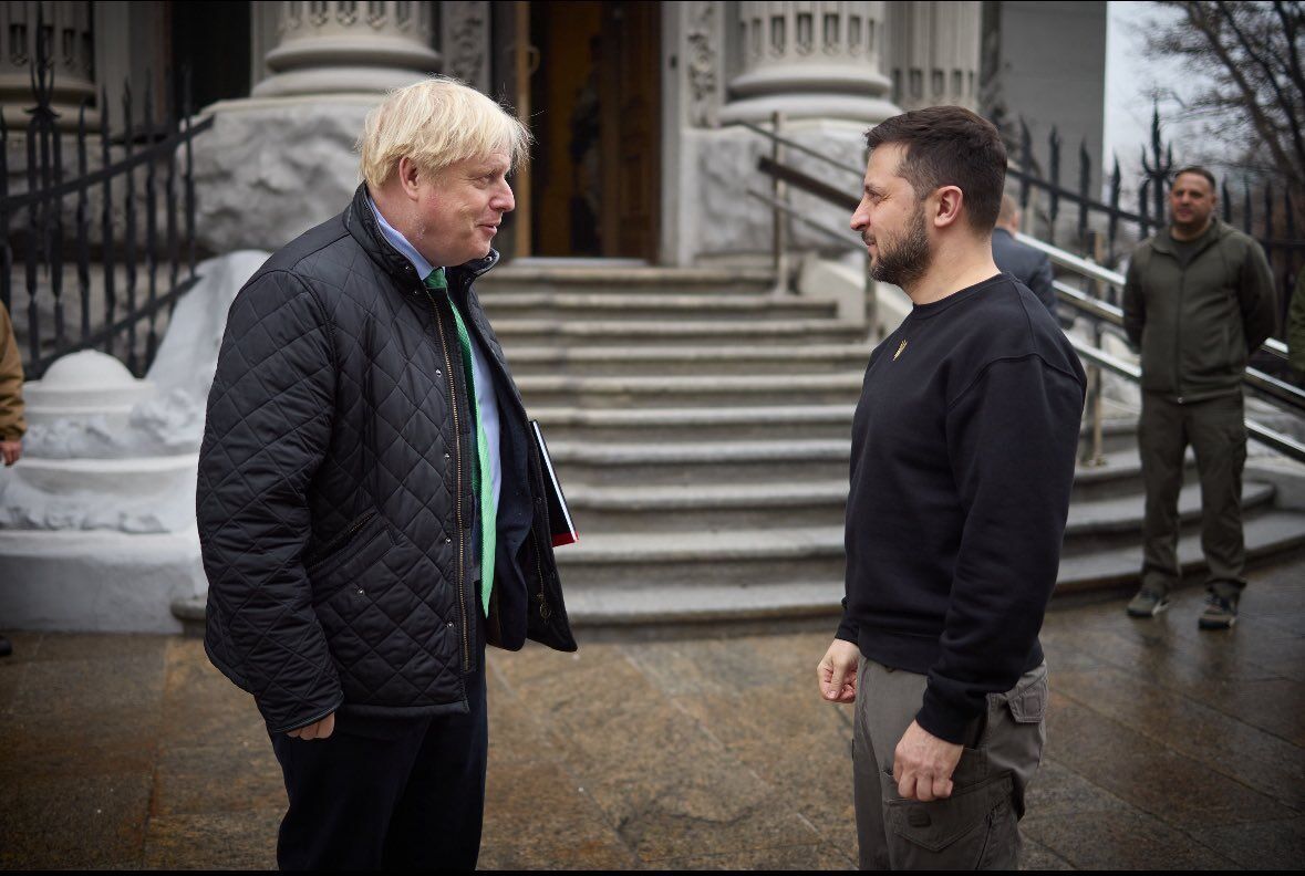 ''Jestem zaszczycony, że mogę tu być'': Boris Johnson przybywa z wizytą na Ukrainę. Zdjęcie