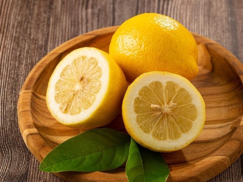 Lemon is used as a remedy for darkening foods