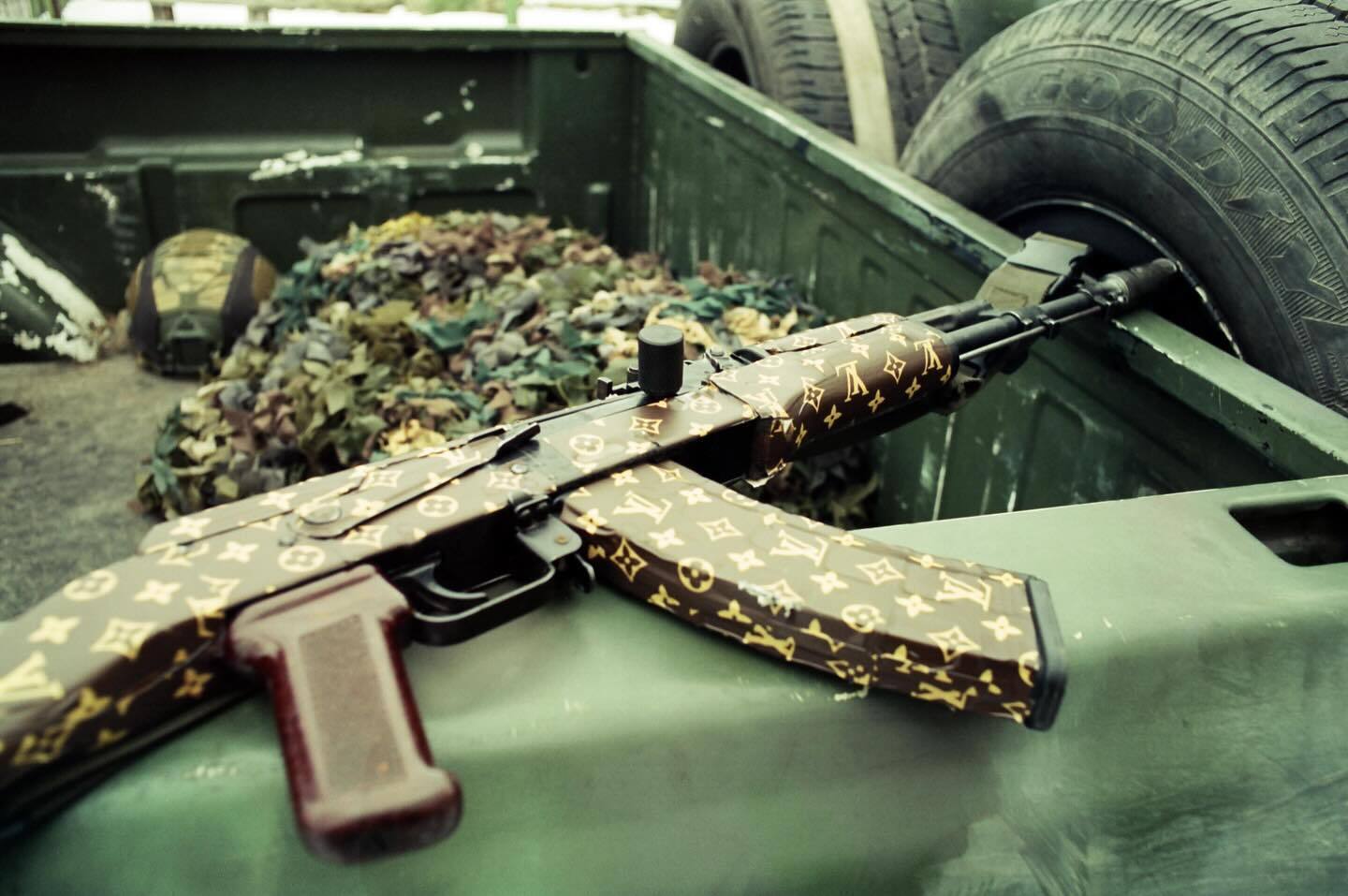 A trophy rifle and a Louis Vuitton-style Kalashnikov: Pelykh's son, who is defending Ukraine, showed fresh photos from the front
