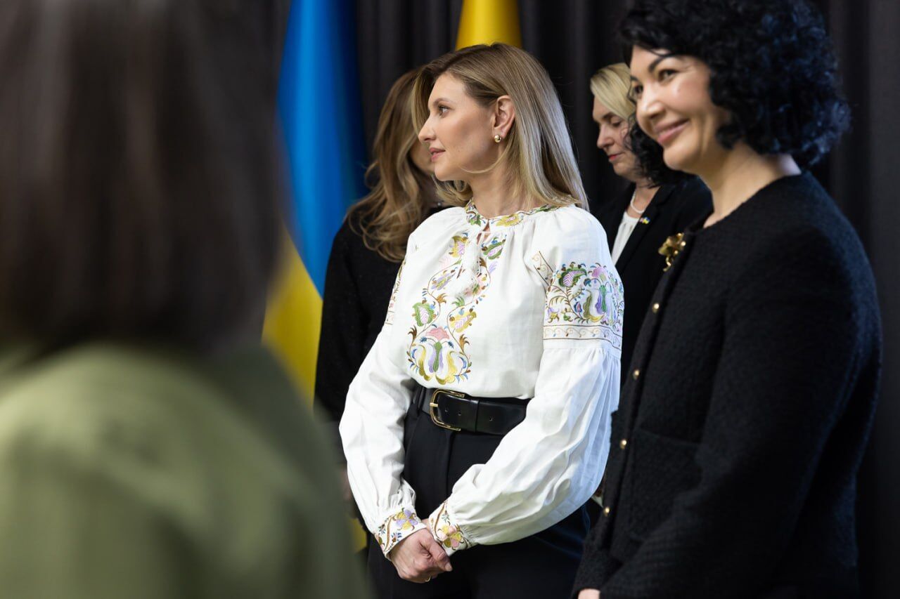 Ołena Zełenska oczarowała jasnym haftem na wystawie poświęconej Krymowi i kobietom