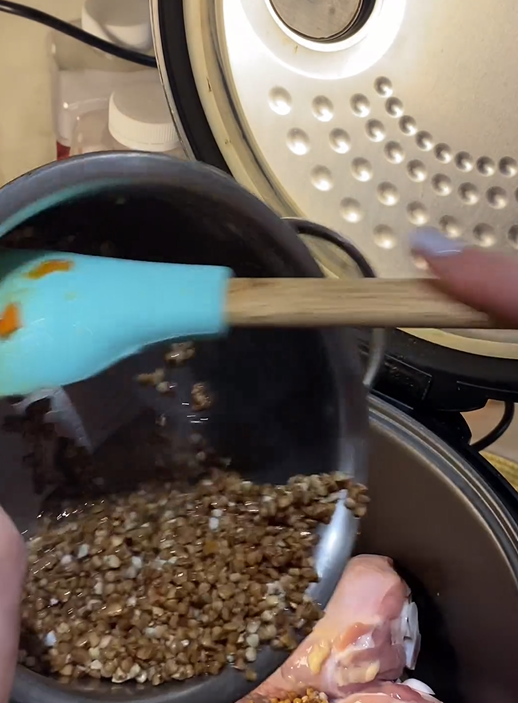 Jak prawidłowo ugotować kaszę gryczaną w multicookerze, aby nie wyschła: pomysł na bardzo szybkie danie