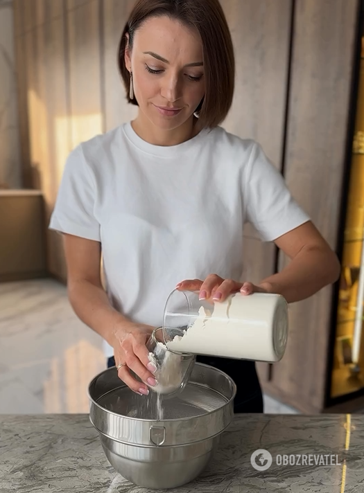 How to sift flour so that it does not scatter on surfaces: an elementary life hack