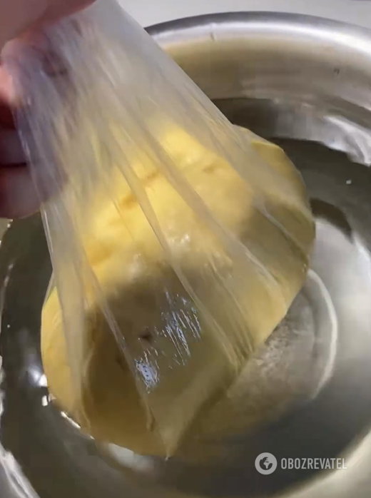 Perfect soft dough ''Diver'' for baked pies: why dip it in water