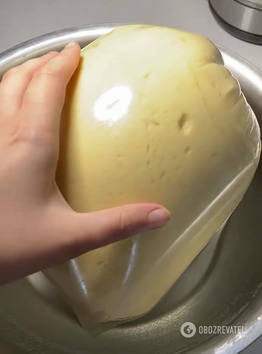 Perfect soft dough ''Diver'' for baked pies: why dip it in water