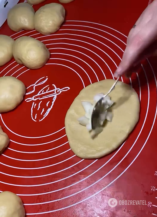 Perfect soft dough ''Diver'' for baked pies: why dip it in water