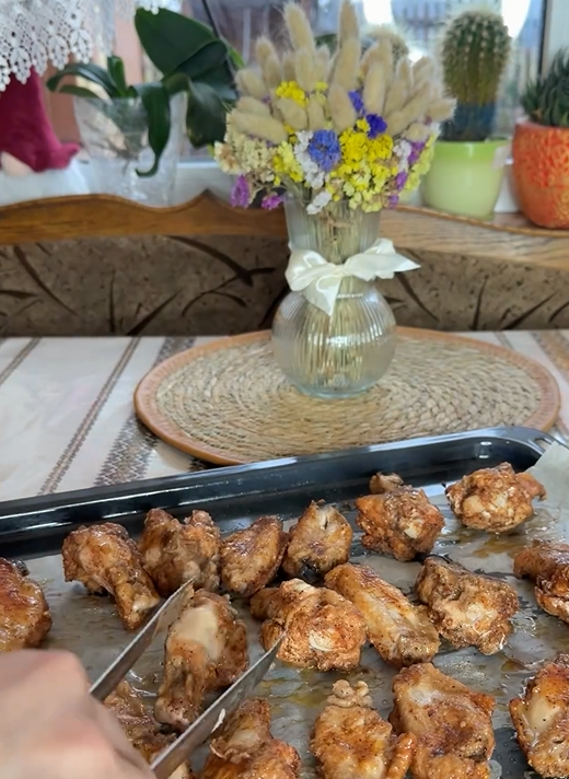 Jak gotować chrupiące i złote skrzydełka z kurczaka w piekarniku: smak przyjemnie Cię zaskoczy