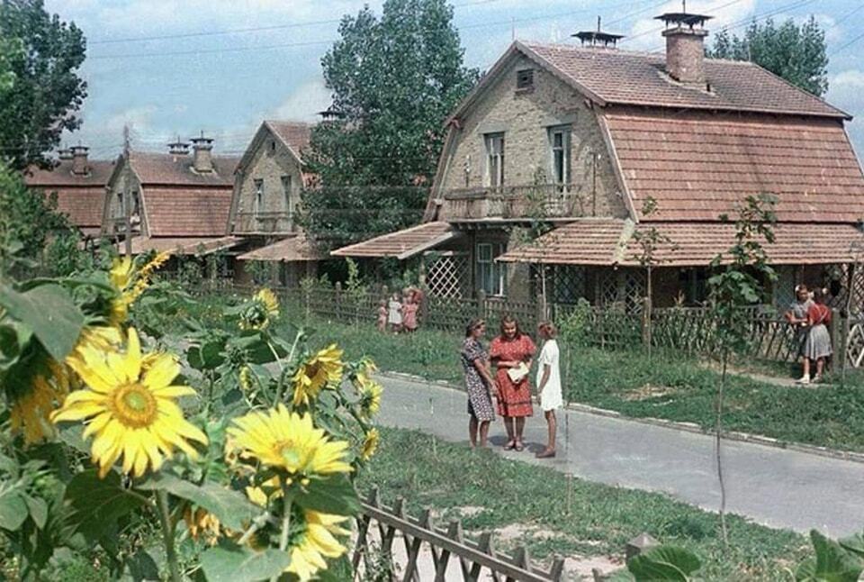 The network showed what the streets of Kyiv looked like in the 1950s. Archival color photos