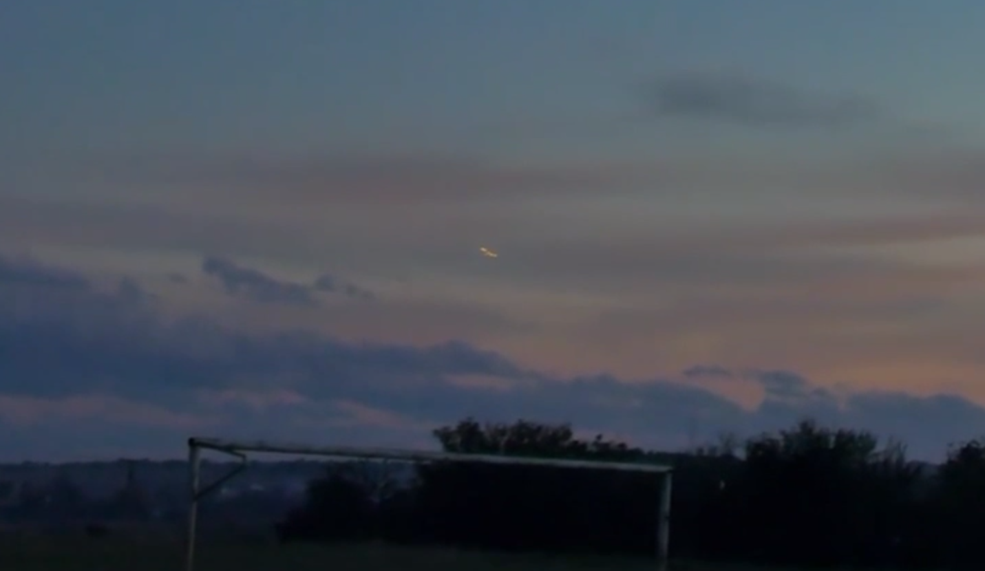 An unknown object hovering over the combat zone spotted in Ukraine: an interesting version has already been put forward