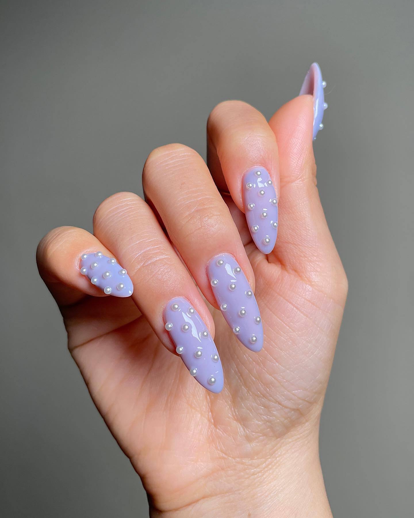 Wszystkie odcienie fioletu. Ponad 10 modnych opcji manicure tej wiosny