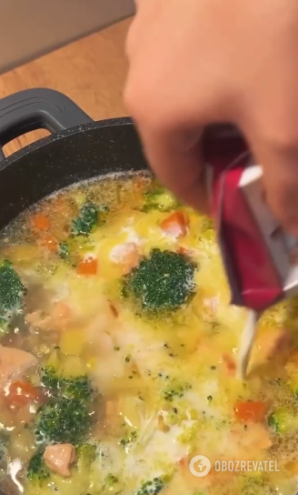 Creamy soup with red fish and broccoli: a spicy taste that will surprise you