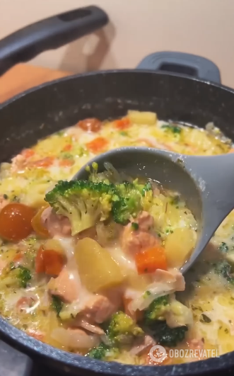 Creamy soup with red fish and broccoli: a spicy taste that will surprise you