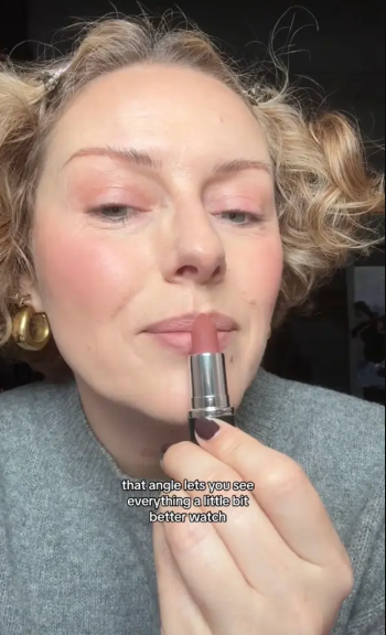 How to make the perfect lip contour: all you need is lipstick