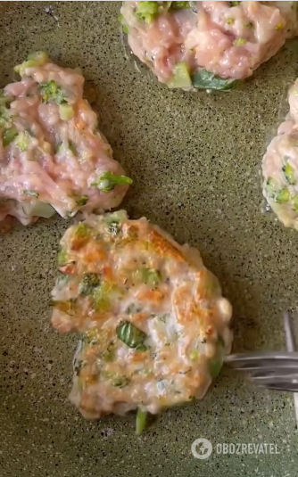 Chicken cutlets with broccoli: a healthy and tasty dish in minutes