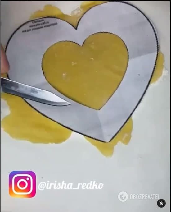 Wycinanie ciasta w kształcie serca