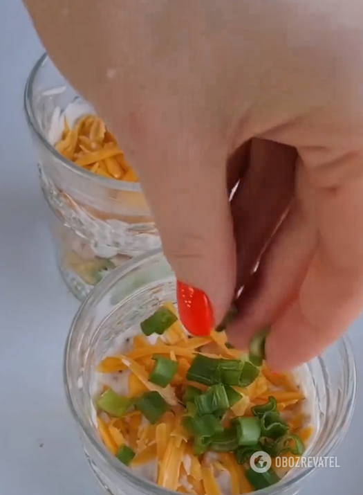 An elementary tuna salad served in glasses: how to dress it