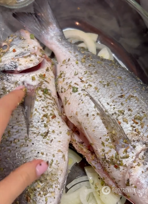 The most delicious baked fish in the oven: what vegetables and spices to add