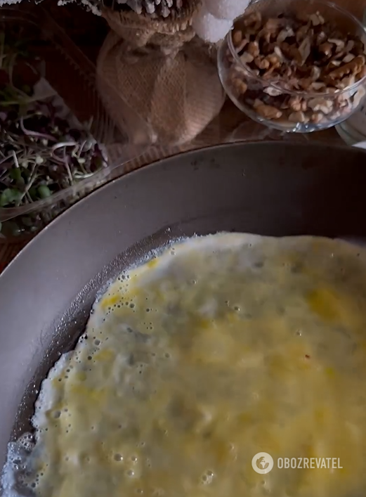 Smażenie omletu na chlebie pita