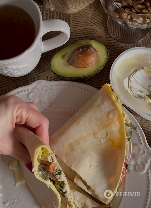 Quick omelet with pita bread for breakfast: takes 15 minutes to prepare