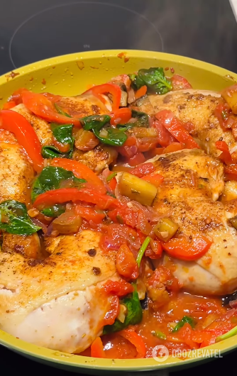 Chicken thighs in tomato sauce with vegetables: a delicious and healthy lunch