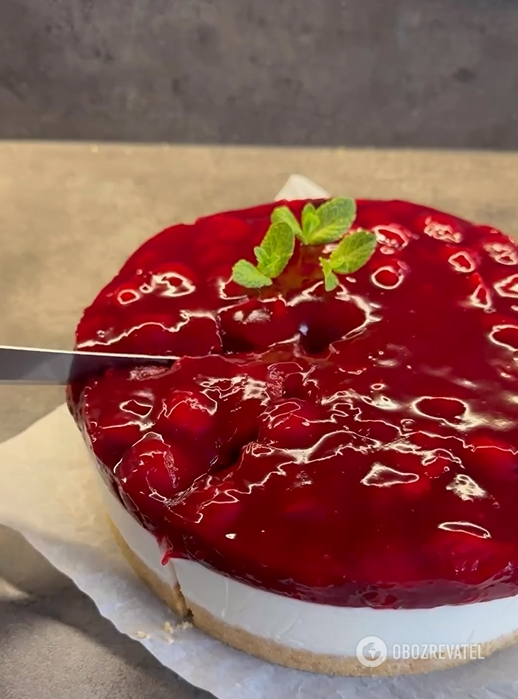 Simple yogurt cheesecake with berries: no need to bake