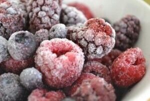 How to cook frozen berry compote for the winter in a slow cooker: a recipe