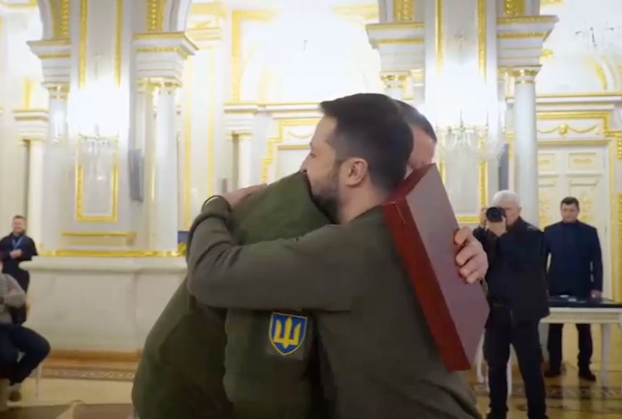 Zelenskyy and Zaluzhnyi hugged twice