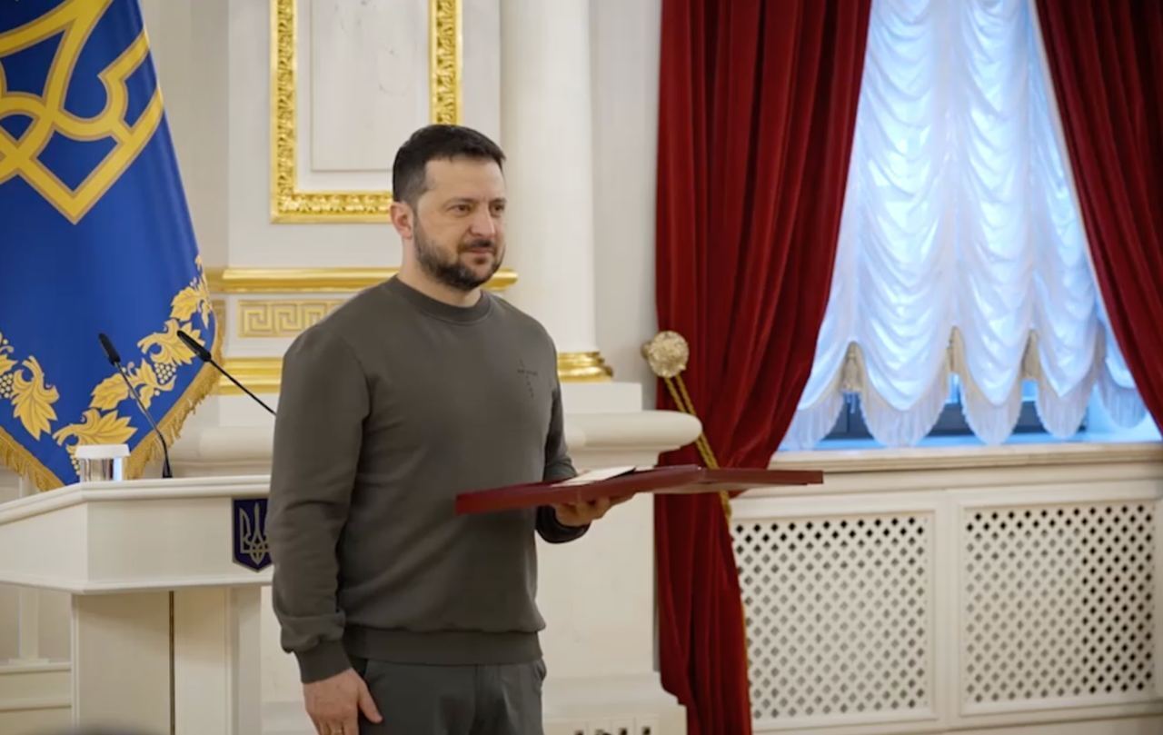 Zelenskyy touchingly presented the Hero of Ukraine to Zaluzhnyi: emotional footage