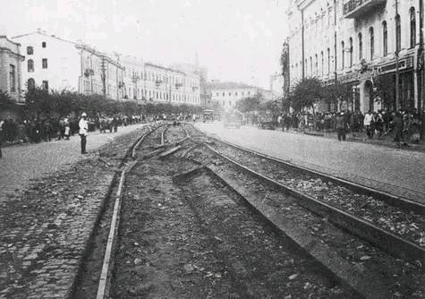 The network showed how the tram line on Khreshchatyk Street in Kyiv was destroyed in the late 1930s. Archival photos