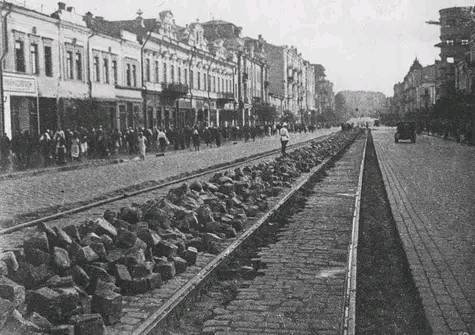 The network showed how the tram line on Khreshchatyk Street in Kyiv was destroyed in the late 1930s. Archival photos