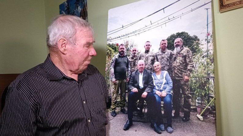 Ojciec Wasyl Horewicz pokazuje zdjęcia swoich synów