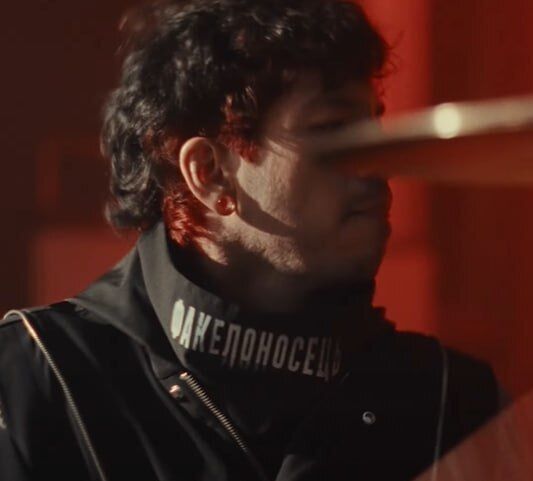 In a new music video, Twenty One Pilots drummer John Dun appeared in a bandana with the inscription Torchbearer in Ukrainian: what connects him to our country